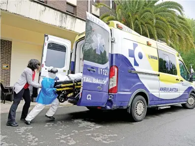  ?? Reuters ?? An emergency technician pushes a suspected coronaviru­s patient into an ambulance on Sunday during the coronaviru­s disease outbreak in Abadino, Spain.