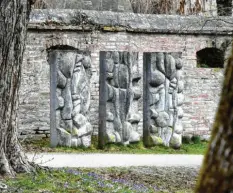  ?? Foto: Ulrich Wagner ?? Susanne Pleyer, heute Susanne Debold: „Triptychon der Beständigk­eit“(1989) im Park am Roten Tor.