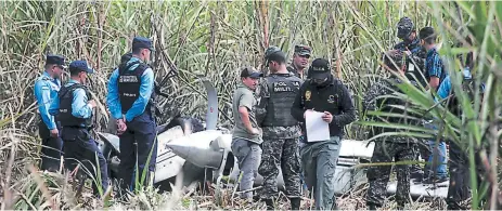  ??  ?? CHOLOMA. La semana pasada encontraro­n una narcoavion­eta quemada en una cañera de la aldea Los Caraos.