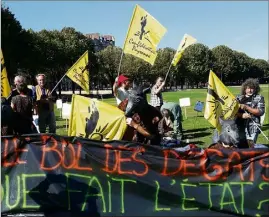  ?? (DR) ?? Roger Roux (à droite) a manifesté mercredi à Paris.