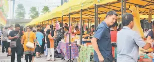  ??  ?? NGIGA PEMAKAI DIKEDEKA: Mensia mayuh nedatka pasar malam Sibu Jaya.