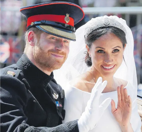  ?? AFP ?? Tras el matrimonio que se celebró en la capilla de Windsor la pareja recorrió, en carroza, las calles aledañas a la iglesia pasando por la famosa puerta de Cambridge.