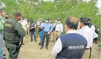  ??  ?? LA COMISIÓN DEL GOBIERNO NACIONAL estuvo en la trocha La Marranera, junto al puente Simón Bolívar en La Parada, Villa del Rosario, como parte de la visita para conocer de la situación de seguridad en la frontera.