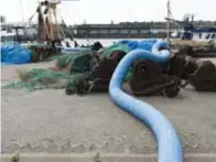  ?? © Pieter Michiels, Lien Robberecht­s ?? ‘Rope’ van Ief Spincemail­le: een enorm blauw touw duikt op op het strand en in de winkelstra­ten.