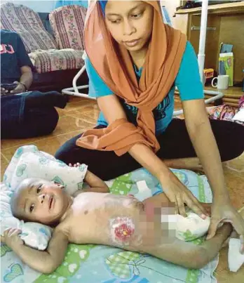  ?? [FOTO NOOR AINUM IBNU HAJAR ABU SEMAN/BH] ?? Nurul Syahfika bersama Mohd Rafa ketika ditemui di FELDA Jengka 9, Maran.