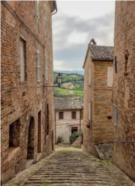  ??  ?? qui sotto: Castello di Moresco, a destra: Montottone, in basso: L’Abbazia dei Santi Ruffino e Vitale ad Amandola. below: the Castle of Moresco. right: Montottone. below: The Abbey of SS Ruffino and Vitale in Amandola..