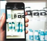  ??  ?? Scandit公司預­期美國一些雜貨店很快­就會推出新科技，讓顧客以手機掃描雜貨­店貨架，立刻找到需求的產品。 (取自Scandit官­網)