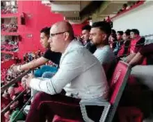  ??  ?? Alexis Canelo tuvo que ver el partido desde la tribuna por estar lesionado.