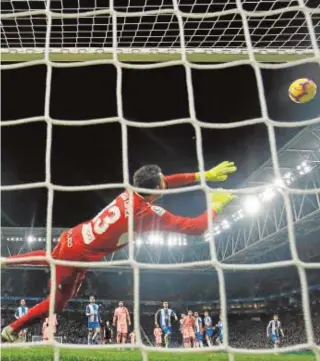  ?? AFP ?? Diego López nada puede hacer ante el segundo gol de Messi