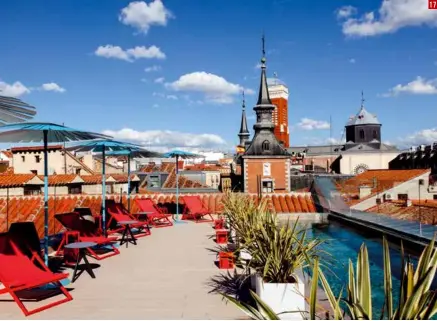  ??  ?? 17.- Con vistas que hacen justicia a la expresión ‘de Madrid al cielo’, la última planta del hotel Pestana Plaza Mayor alberga una piscina excepciona­l, abierta en temporada (de 11h a 20h) y de uso exclusivo para huéspedes, en la que darse un baño en los días más cálidos al cobijo de los tejados del Madrid más castizo.