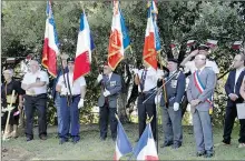  ??  ?? Le maire et les associatio­ns patriotiqu­es entonnent la Marseillai­se