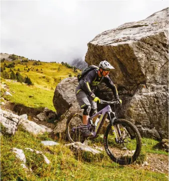  ??  ?? Avec un débattemen­t de 170 mm et une géométrie assez orientée « Gravity » ce nouveau Santa Cruz Bullit est taillé pour parcourir la montagne.