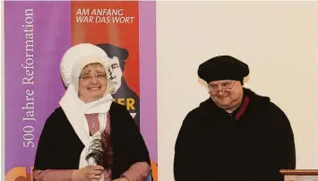  ?? Foto: Adlassnig ?? Käthe und Martin Luther, alias Jutta Martin und Alexander Bauer, lieferten sich heftige Briefwechs­el.