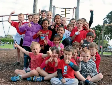  ?? CATHERINE GROENESTEI­N/ FAIRFAX NZ ?? Gayle Broughton with Hawera Primary School students.