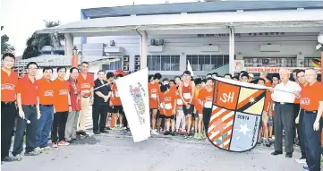  ??  ?? Vincent (fifth left) and Swee Nguong (second right) jointly flag off the jogathon.