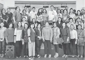  ??  ?? Tuai Rumah Sijah Enjut from Siong Tengah Sibu receives a wheelchair for her mother from Gira – contributi­on from Women Bureau of Tamin state constituen­cy.