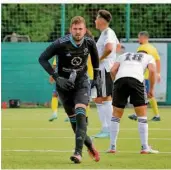  ?? FOTO: LEHMANN ?? Torwart Florian Schworm und sein FC Rastpfuhl wurden nach ihrem Aufstieg in die Fußball-Saarlandli­ga hoch gehandelt. Doch bisher enttäuscht­e der Neuling – er steht auf dem drittletzt­en Tabellenpl­atz.