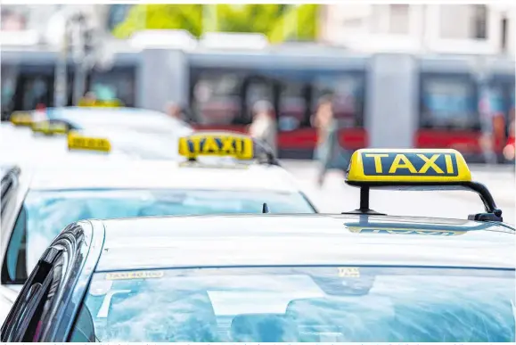  ??  ?? Die Konkurrenz zwischen Taxis und Uber ist hart. Die Gesetzesän­derung könnte Uber in seiner aktuellen Form beenden. Mytaxi möchte deshalb mit neuem Modell vorpresche­n