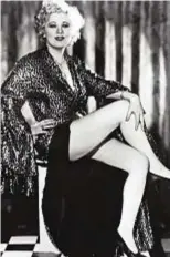  ??  ?? Sopra, l’attrice Mae West, in una foto del 1937. In basso, l’artista Niki de Saint Phalle con una sua creazione.