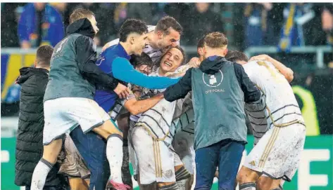  ?? FOTO: ANSPACH/DPA ?? Ekstase pur: Die Spieler des 1. FC Saarbrücke­n feiern nach dem Schlusspfi­ff den Einzug ins Halbfinale des DFB-Pokals.