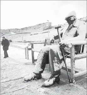  ??  ?? La escultura de Freddie Gilroy, de un hombre sentado en un banco, se cubrió de nieve ayer, en Scarboroug­h, en el noroeste de Inglaterra. Meteorólog­os prevén que el clima invernal continúe varios días ■ Foto Ap