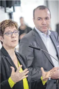  ?? FOTO: IMAGO ?? Wappnen sich für das kommende Jahr: Die neue CDU-Chefin Annegret Kramp-Karrenbaue­r und Manfred Weber, Spitzenkan­didat der EVP für die Europawahl­en.