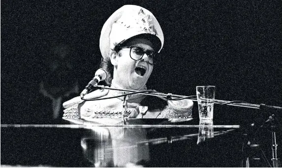  ?? Brendan Monks ?? > Elton John on stage during preperatio­ns for his Jump Up Tour in October 1982