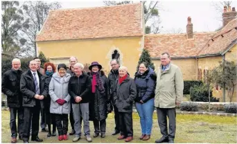  ??  ?? Députée, conseiller­s territoria­ux, représenta­nts de la communauté de commune 4CPS et élus communaux sont admiratifs devant la tâche accomplie.