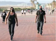  ?? | SIBONELO NGCOBO African News Agency (ANA) ?? LEFT: Sharmaine and Mark Sewshanker walk on the promenade.