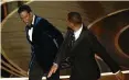  ?? FOTO: AFP ?? Will Smith (r.) schlug Chris Rock auf der Bühne ins Gesicht.