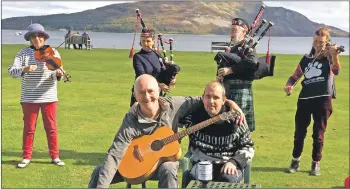  ??  ?? Musicians play in support of the Arran branch of the SSPCA outside Lamlash Co-op.