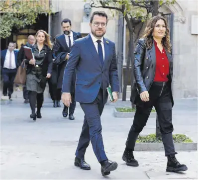  ?? Toni Albir / Efe ?? Pere Aragonès y Laura Vilagrà, ayer, a su llegada a la reunión semanal del Gobierno de la Generalita­t.