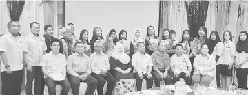  ??  ?? Arpah (seated fourth left) and representa­tives from various agencies with the participan­ts in a photo-call.