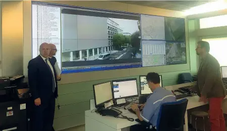  ??  ?? Sorveglian­za La centrale di controllo in via Donegani, grazie a un totale di 196 occhi elettronic­i, diventa una finestra sulla città: 16 le telecamere che si possono visionare contempora­neamente