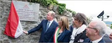  ??  ?? À Compiano, le souverain a inauguré une plaque pour signifier cette visite princière.