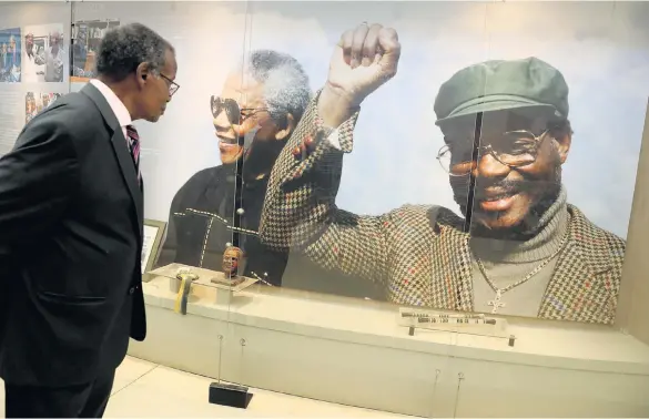  ?? Pictures: Sandile Ndlovu ?? A LOOK AT THE PAST Buthelezi peruses a photo of himself with Nelson Mandela at the Prince Mangosuthu Buthelezi Museum and Documentat­ion Centre in Ulundi.