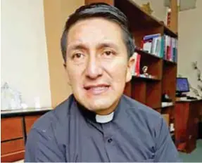  ??  ?? ACTIVIDAD. El padre William Arteaga invita a la comunidad a que participe en familia.