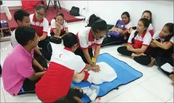  ??  ?? A participan­t practises CPR on a dummy.