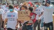  ??  ?? Migrantes pidieron al presidente de EE.UU., Joe Biden, poder entrar al país desde la garita de San Ysidro, ciudad fronteriza de Tijuana