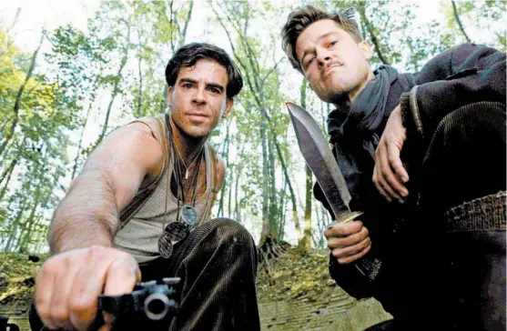  ??  ?? Eli Roth y Brad Pitt en la cinta Bastardoss­ingloria, dirigida por Quentin Tarantino.