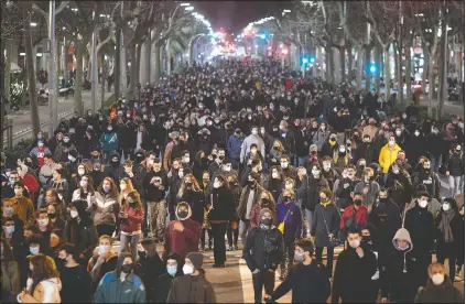  ?? (AP/Emilio Morenatti) ?? Hasel supporters march along an avenue during a demonstrat­ions condemning his arrest in Barcelona.