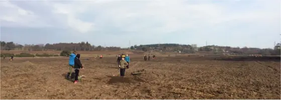  ??  ?? Below: Test-pitting at Nethermill­s Farm in 2019