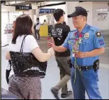  ?? EMMANUEL TUPAS ?? PO1 William Cristobal, who was a victim of a foreigner’s taho tantrum, hands out roses to a commuter at an MRT3 station in Mandaluyon­g yesterday. Story on Page 18.