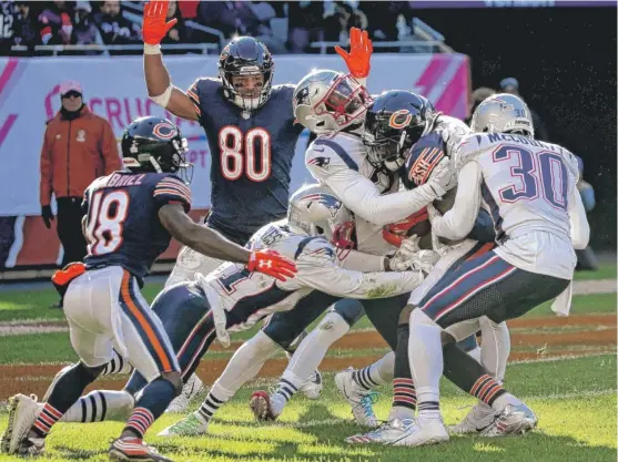  ?? DAVID BANKS/AP ?? Wide receiver Kevin White has fought the injury bug while with the Bears, but his 54-yard catch on a Hail Mary could be a sign that things are looking up.