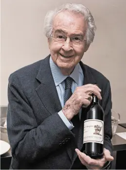  ?? SMITHSONIA­N INSTITUTIO­N ?? Warren Winiarski holding a bottle of his 1973 Stag’s Leap Wine Cellars Cabernet Sauvignon, which took first place at the Judgment of Paris tasting in 1976.