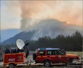  ?? (Photo Damien Biard) ??  sapeurs-pompiers sont mobilisés pour maîtriser le feu de végétation qui sévit dans le hameau de Vievola.