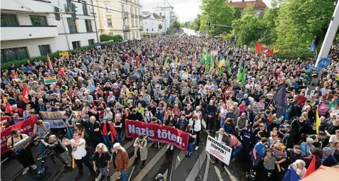  ?? S. KAHNERT/DPA ?? Solidaritä­tskundgebu­ng in Dresden nach dem brutalen Angriff auf den Spd-politiker Matthias Ecke.