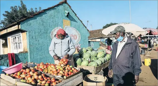  ?? DANIEL IRUNGU / EFE ?? Mercado a las afueras de Nairobi, donde la economía de baja escala es la que manda, el pasado mes de junio