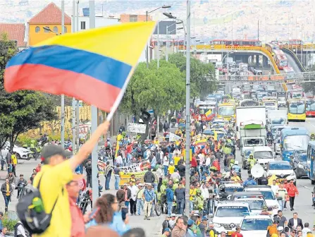  ?? CÉSAR MELFAREJO / ADN ?? En Bogotá, sectores como Puente Aranda colapsaron por los bloqueos de los taxistas que detuvieron sus autos en varias vías.