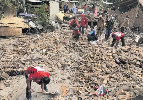  ?? Photo / Supplied ?? Rescuers in Lombok search for signs of life under the rubble after the July 29 and August 5 Indonesian earthquake­s.